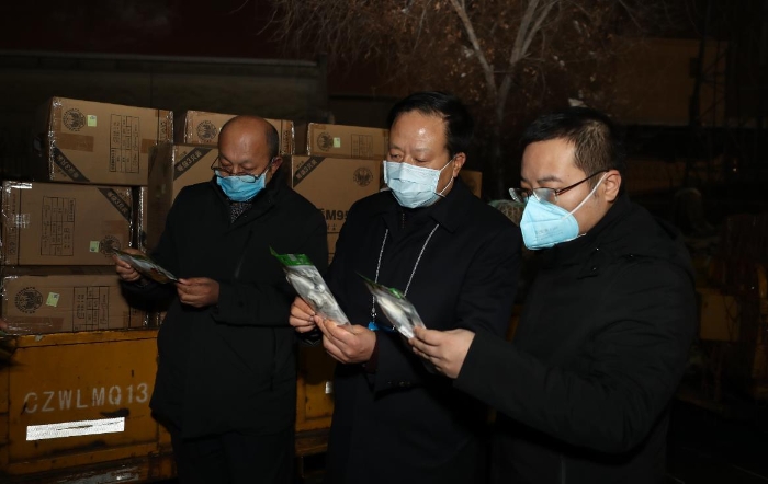 1月29日，新疆维吾尔自治区药监局党组书记、局长张钰祥带队检查刚刚运到的口罩、防护服等。
